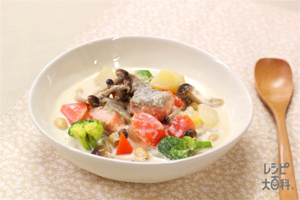 フライパン1つで 鮭と大豆の野菜ミルクスープ