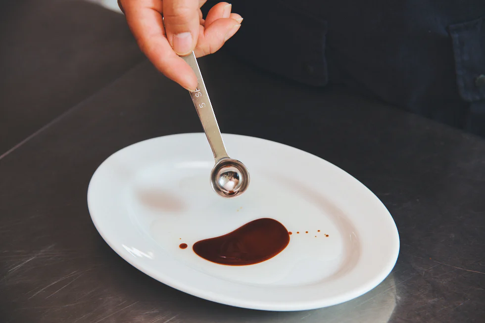 「最初に計量スプーンで油を入れると、油がコーティングになって、その後に入れる調味料がくっつかずにするんと離れます」
