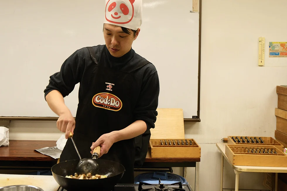 社内の料理イベントで腕を奮う浅生さん