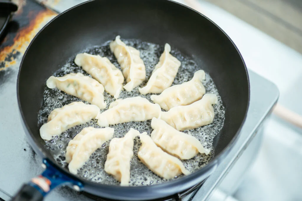 ガスとIHでそれぞれ実践！「ギョーザ」をきれいに焼くコツ