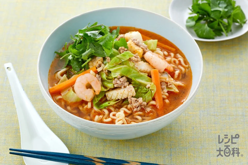 野菜と魚介でたべる!「Yum Yum」トムヤムクンヌードル