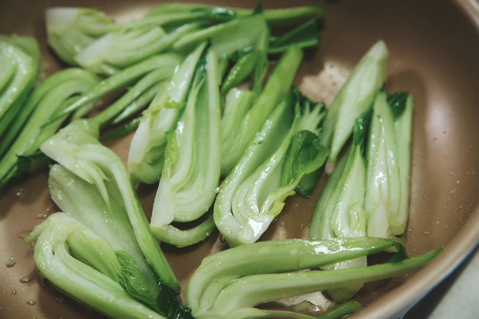 茎の部分に適度に火を通してから葉を加えることで、全体がほどよい食感に。茎は葉に比べて表面積が小さく、厚みがあるため熱が伝わりにくく、水分も出にくい。