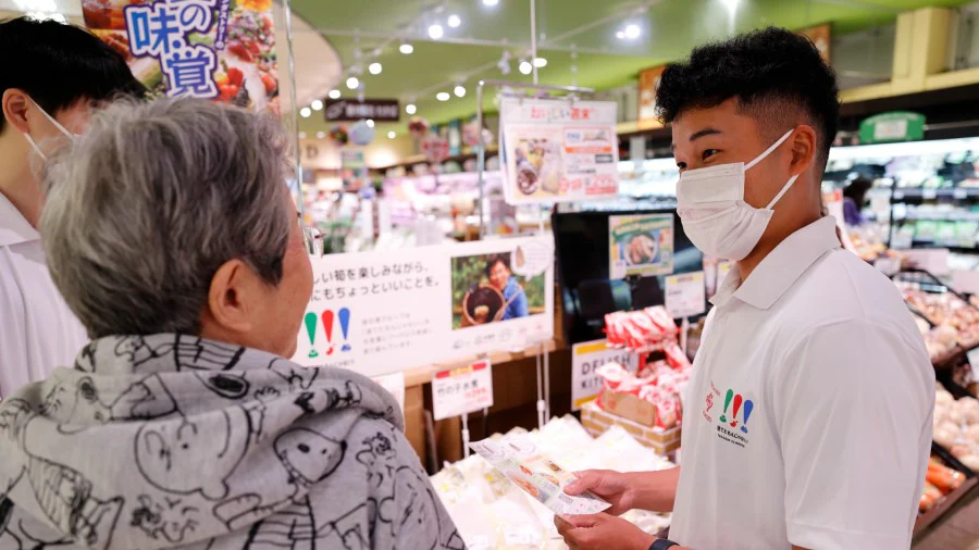 学生は、店頭でのタケノコ販売も体験♪