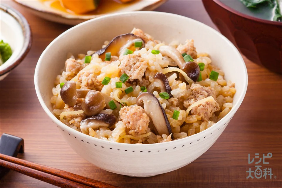 ちぎりひき肉ときのこのだし炊きご飯
