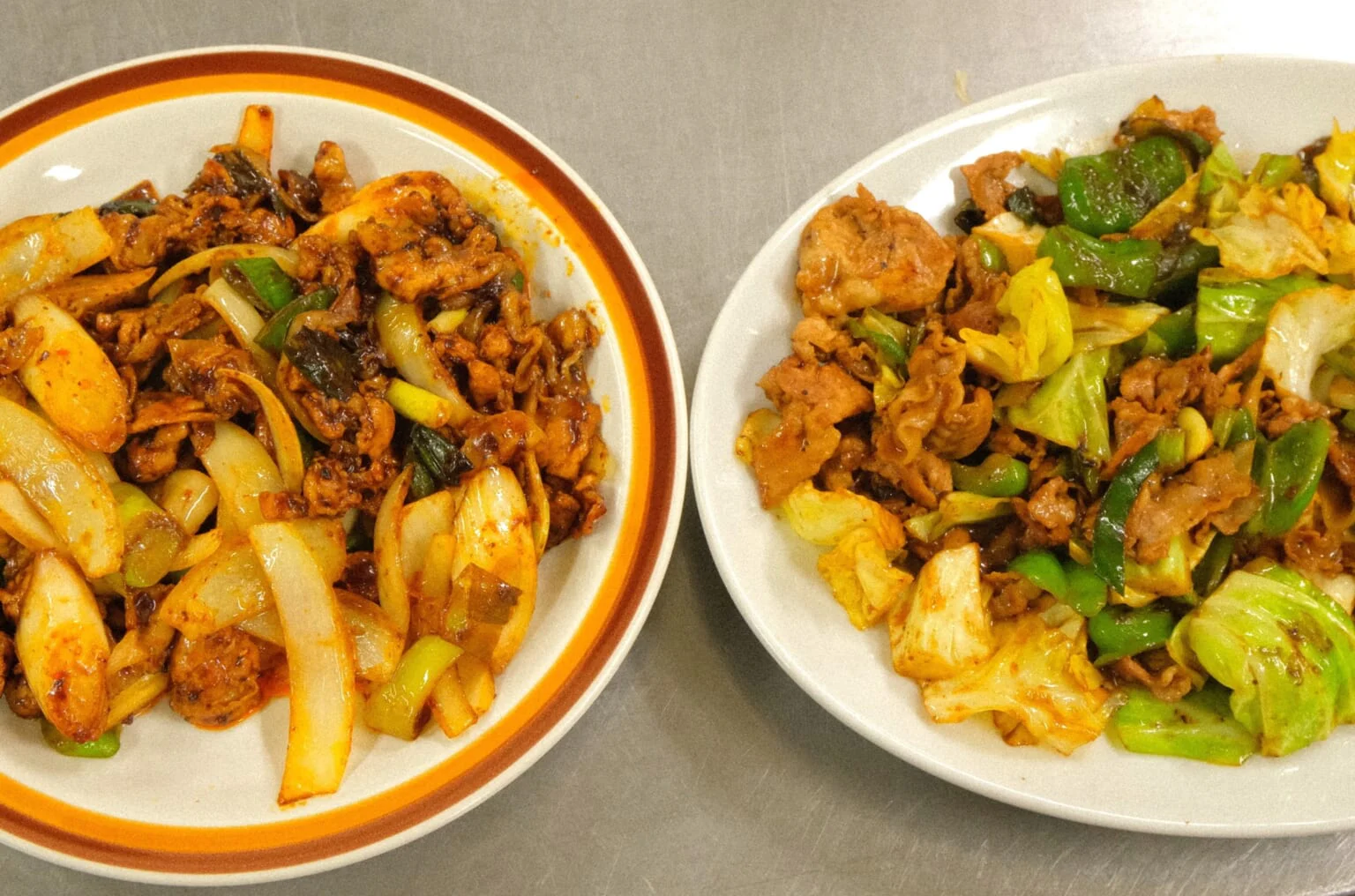 社員が実際に作った回鍋肉。左が極シリーズ、右が従来の「Cook Do®」。本場の回鍋肉のような肉感を薄切り肉で出すため、豚肉は10cm長さに切るレシピにしている。