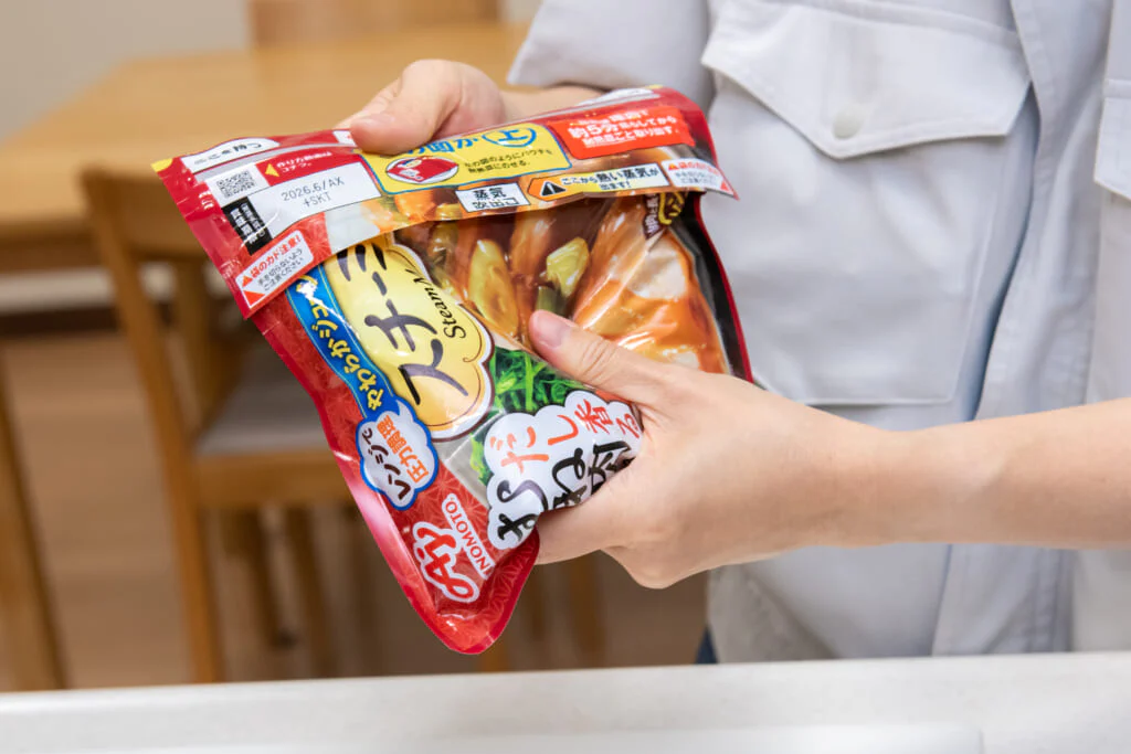 下ごしらえをした鶏むね肉と長ねぎをパウチにいれ、ソースを全体に行き渡らせるようにもみこむ。すぐに調理してもおいしく仕上がる