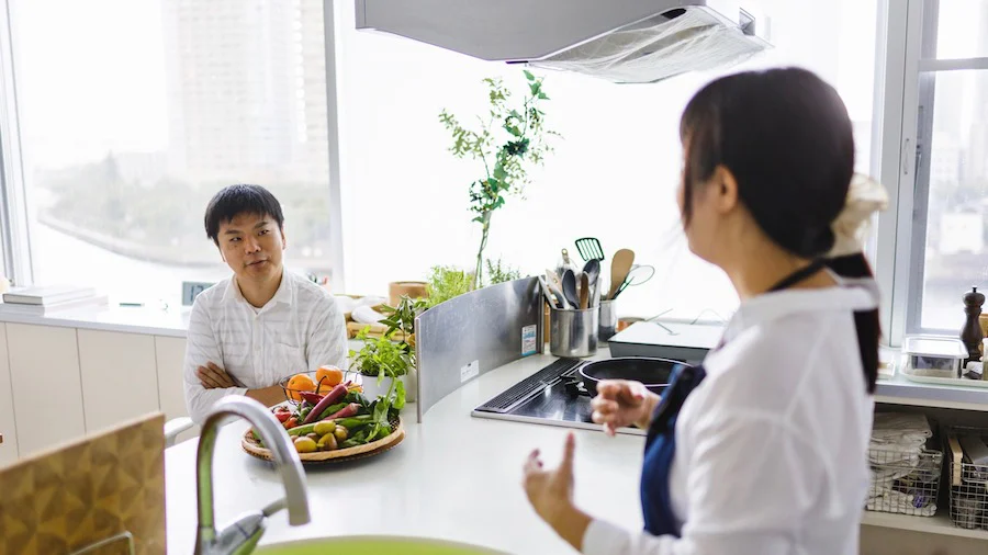 たくさんの光が入り込む開放的なカウンターキッチン