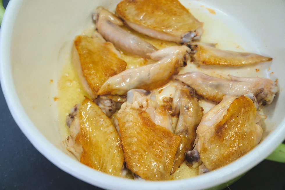 煮込む前に、まずは手羽先を焼きます