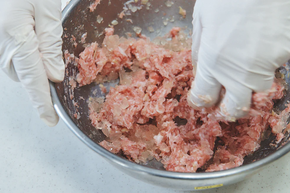 ひき肉にゼラチンスープを加えた様子