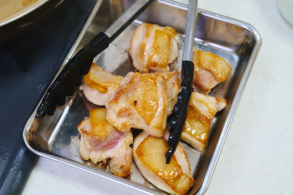 このあと煮込むので、中までしっかり火が通っていなくても大丈夫