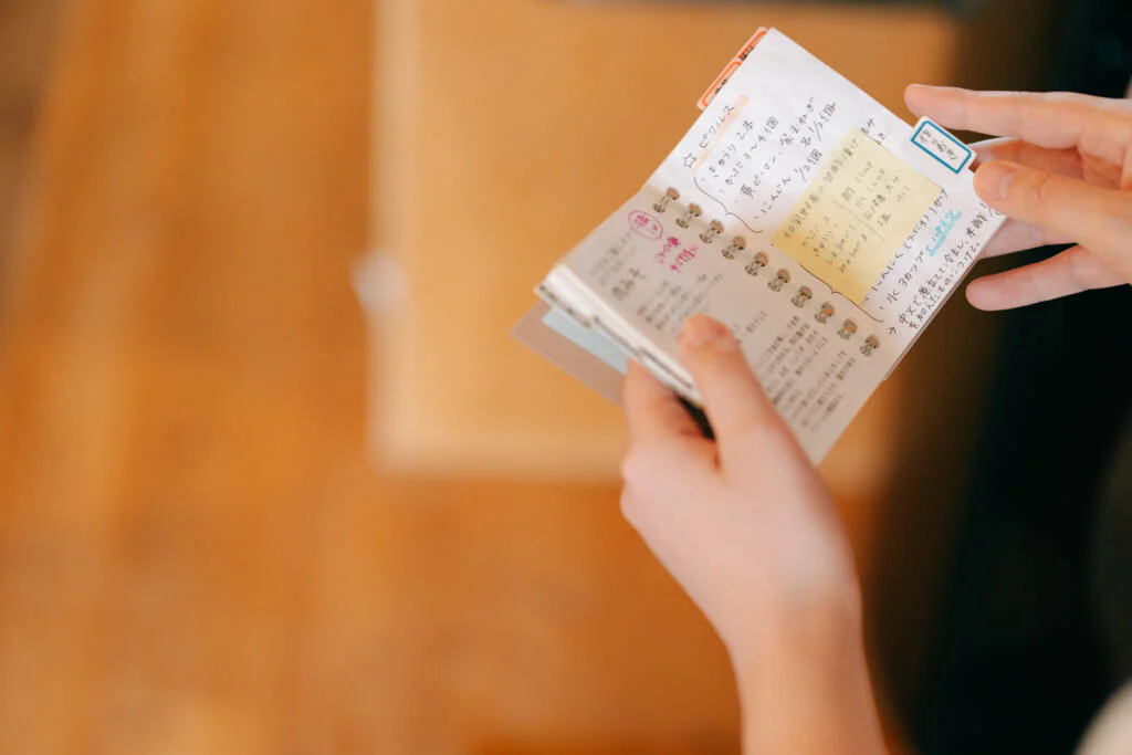 新婚時代からつけている手のひらサイズのレシピノート。