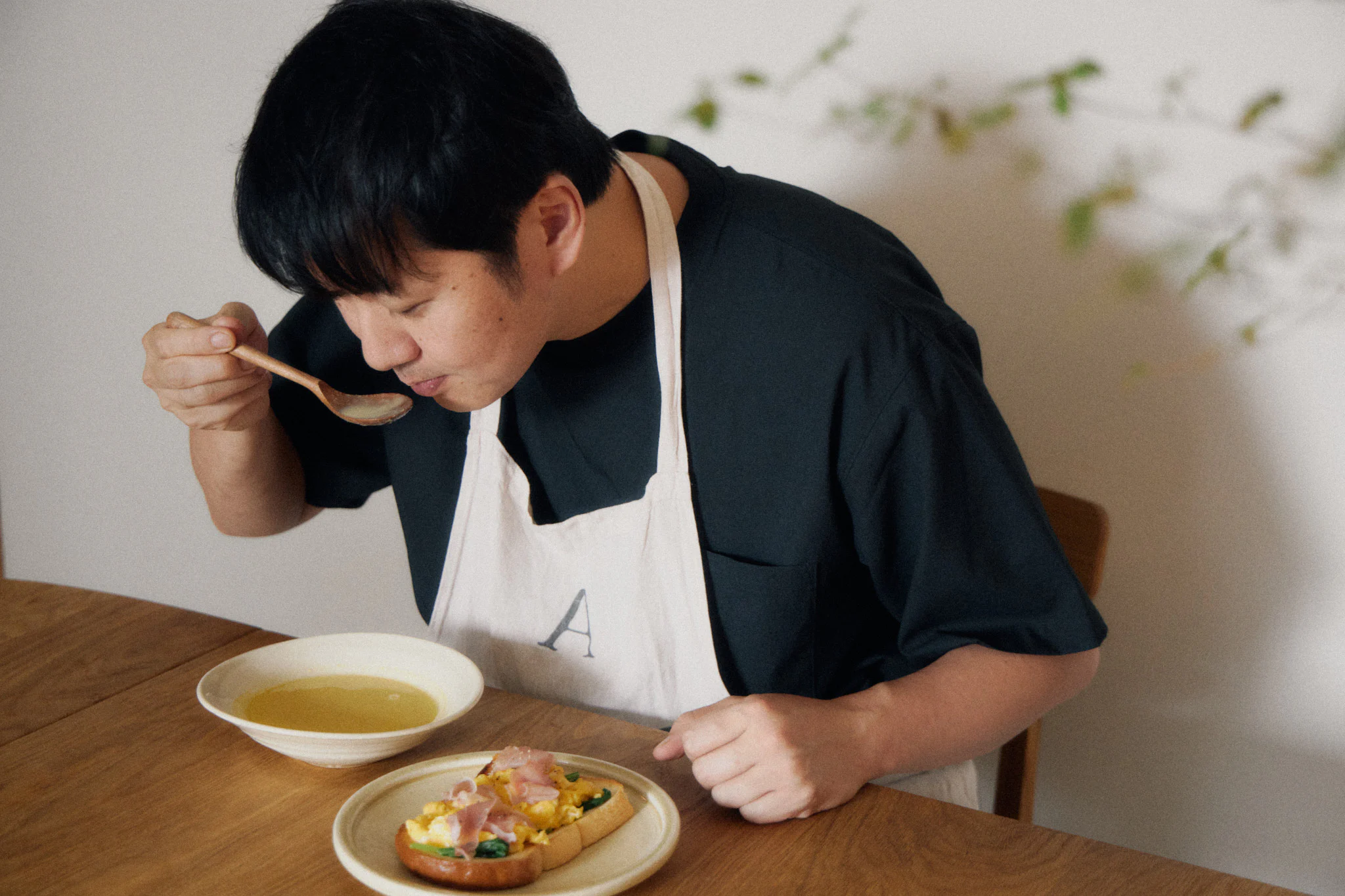 中村さんがスープを飲む様子