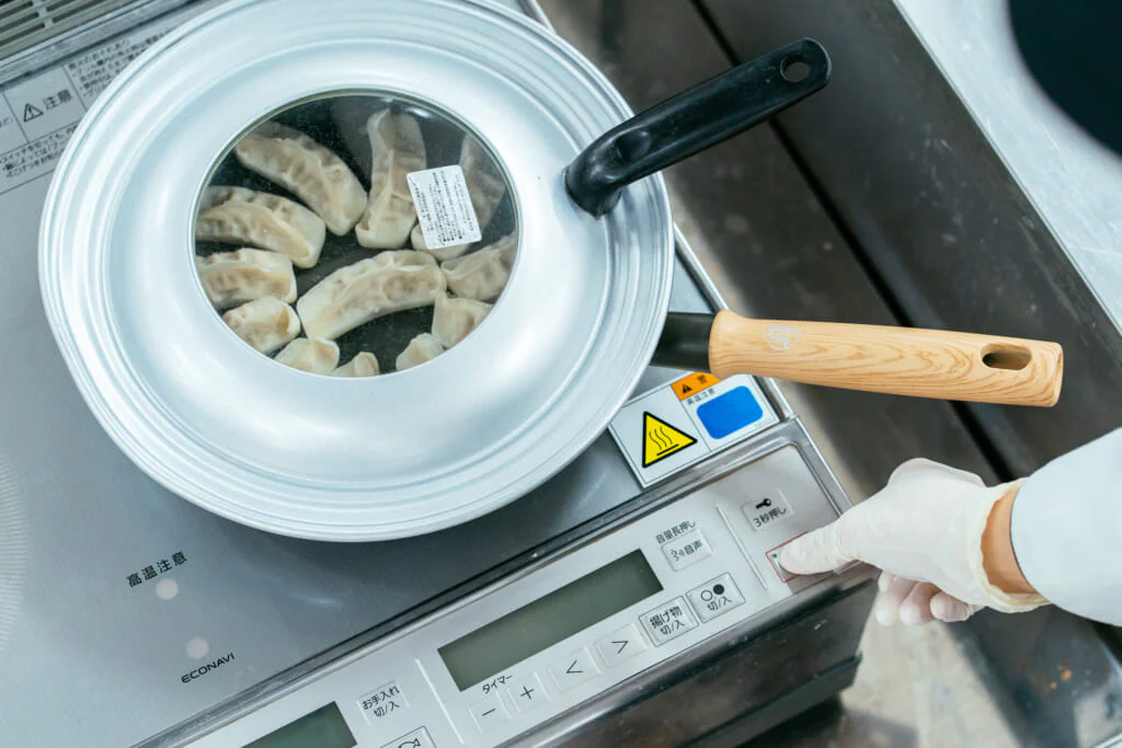 ガスとIHでそれぞれ実践！「ギョーザ」をきれいに焼くコツ