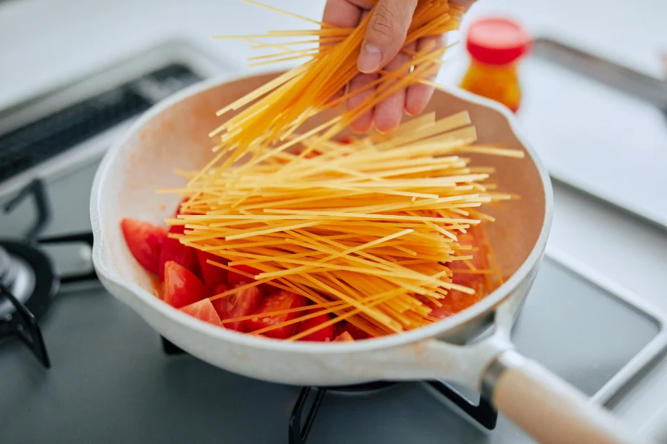 フライパンひとつでシンプルトマトパスタのつくり方_3_1