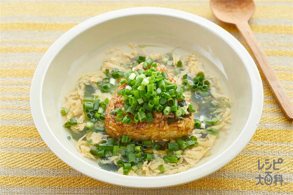 小ねぎ山盛り！スープかけ焼きおにぎり