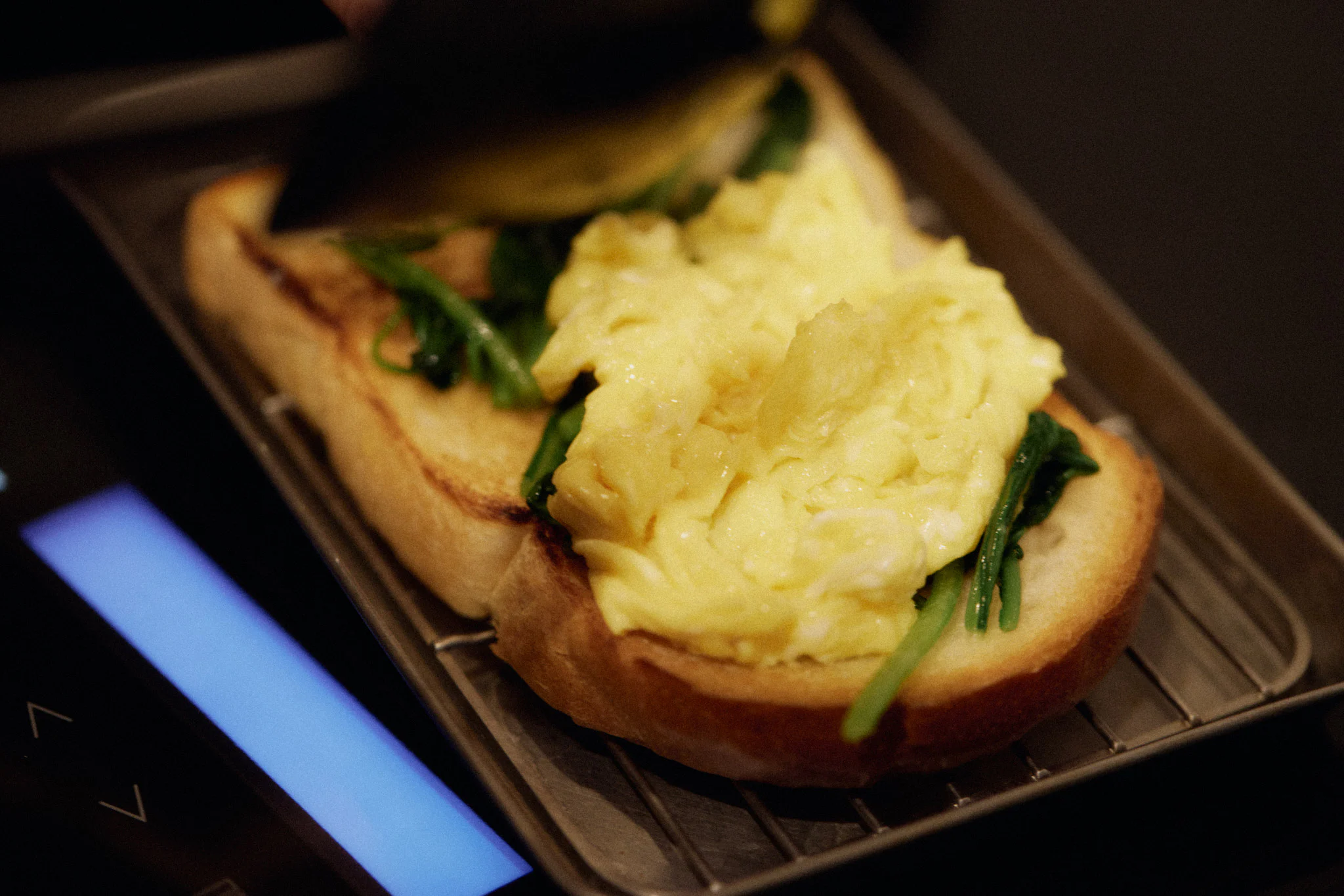 ほうれん草のソテーとスクランブルエッグを乗せたオープンサンド