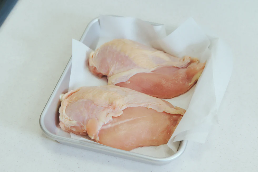 なぜパサパサに？鶏胸肉調理の科学的なメカニズム