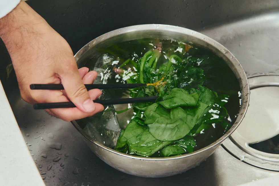 <ほうれん草のおひたし>ポイント②冷水につけ、水気をしぼる