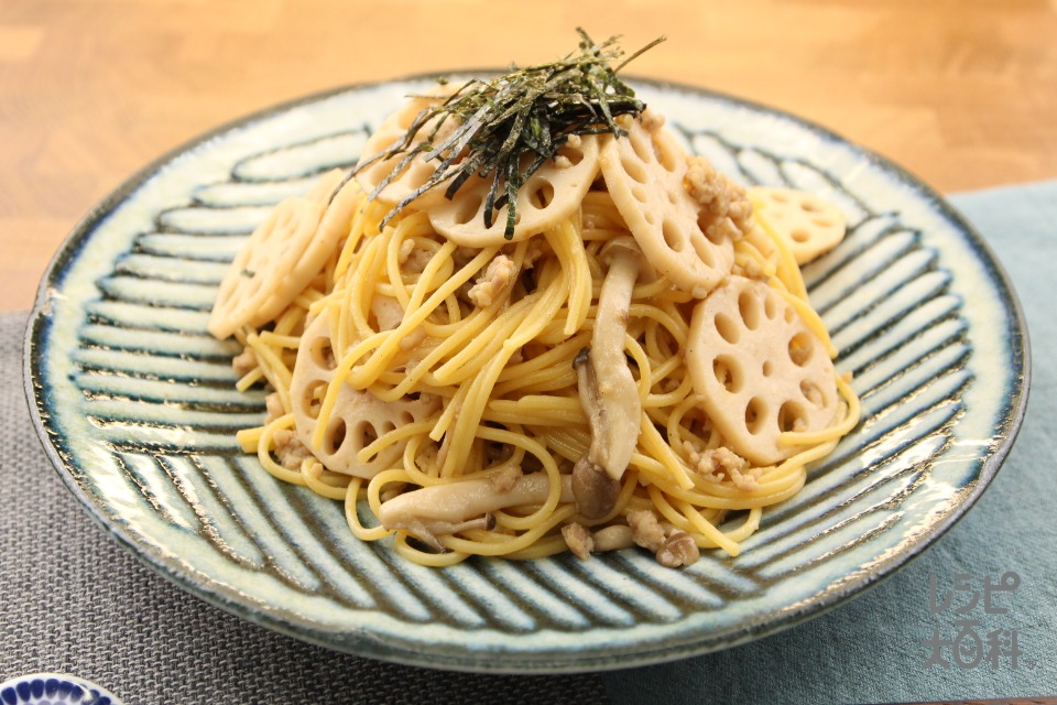 鶏ひき肉とれんこんの和風パスタ