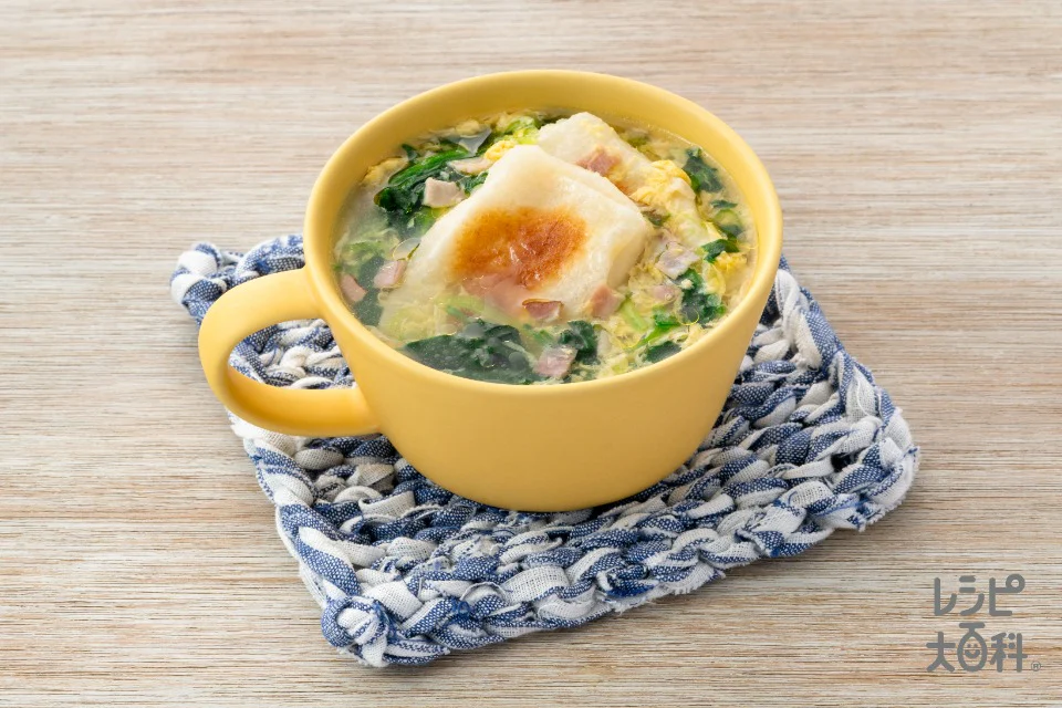 餅入り ほうれん草とベーコンのスープ