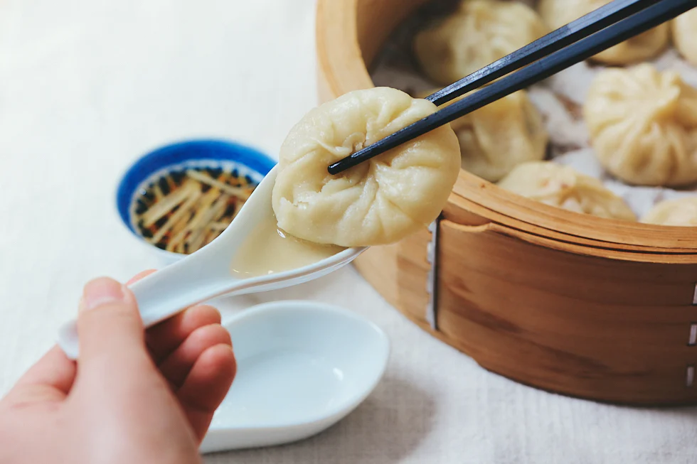 小籠包を食べる様子