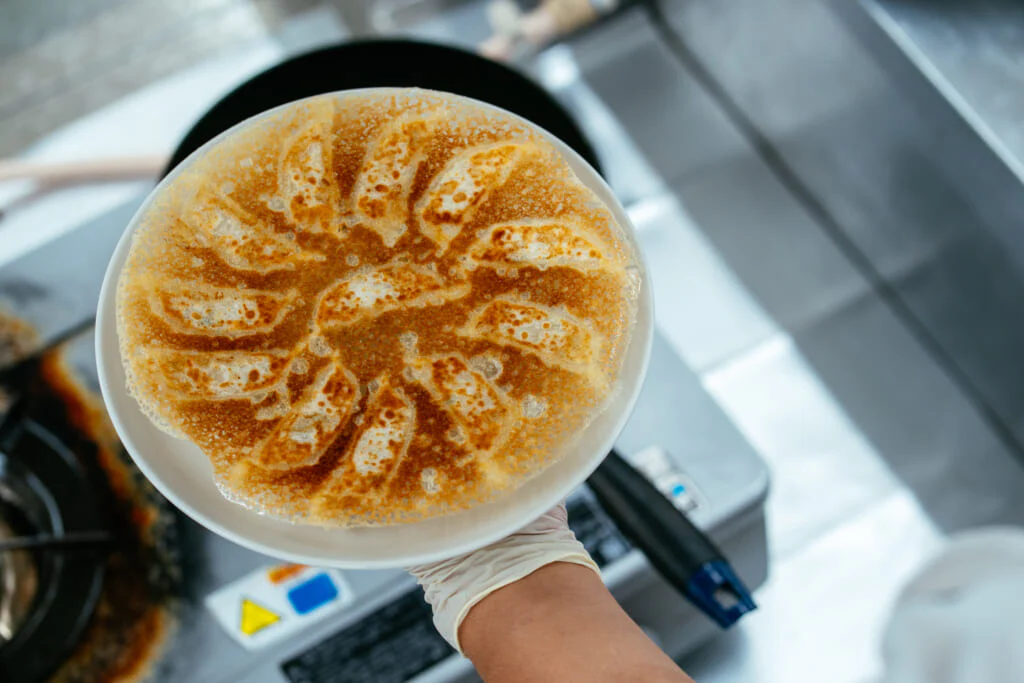 ガスとIHでそれぞれ実践！「ギョーザ」をきれいに焼くコツ
