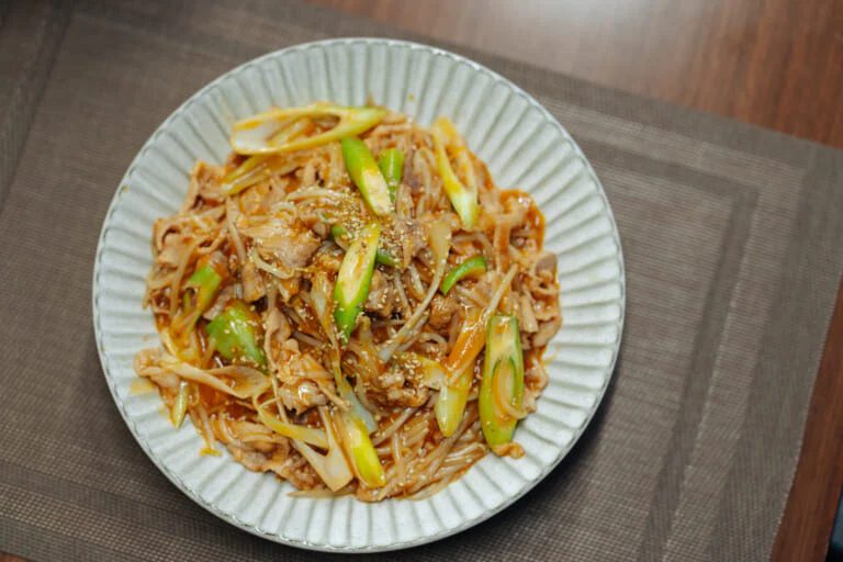 ボリューム満点！家計にやさしい「韓国豚肉もやしあんかけ」