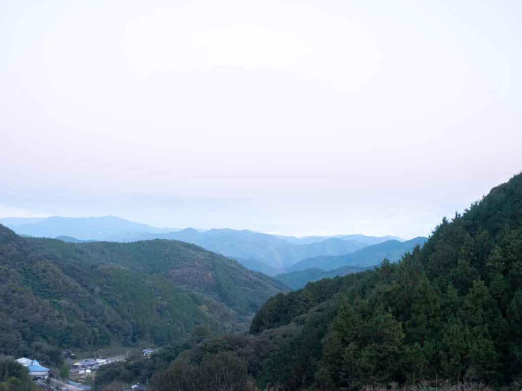 山並みを望める、岩田さんの牛舎。
