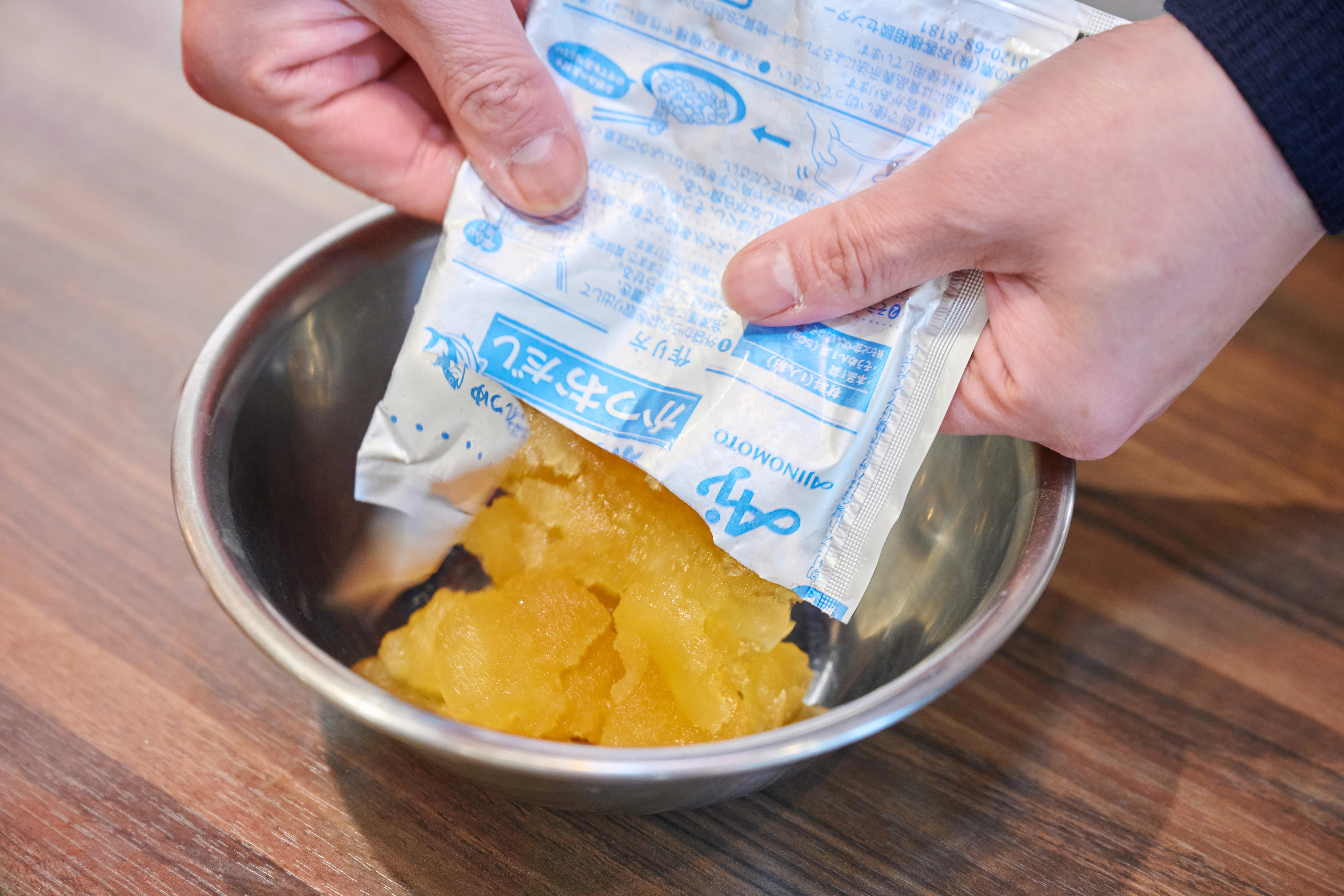 みぞれ氷つゆをボウルに出している様子