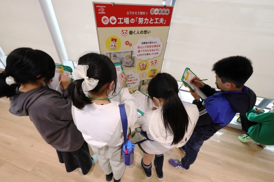 川崎工場の工場見学は、社会科の校外学習にも大人気！