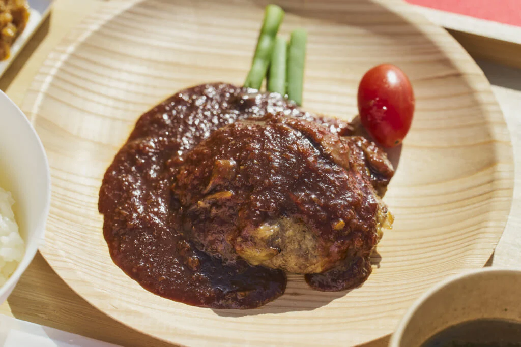 会津産りんごのデミソースハンバーグ