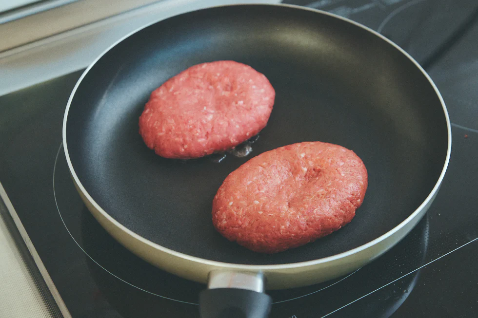 画像奥がひき肉と塩のみ、手前が製品を使ったもの