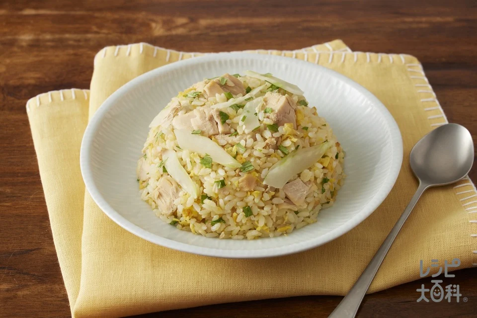 セロリとツナ⽸でしっとりさっぱりチャーハン