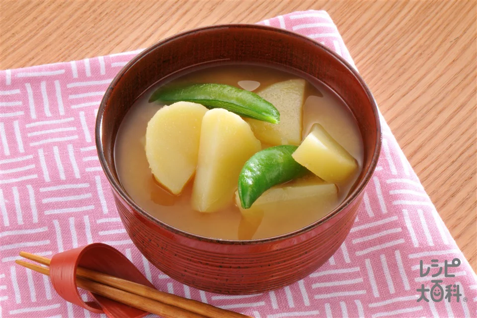 じゃがいもとスナップえんどうの洋風みそ汁