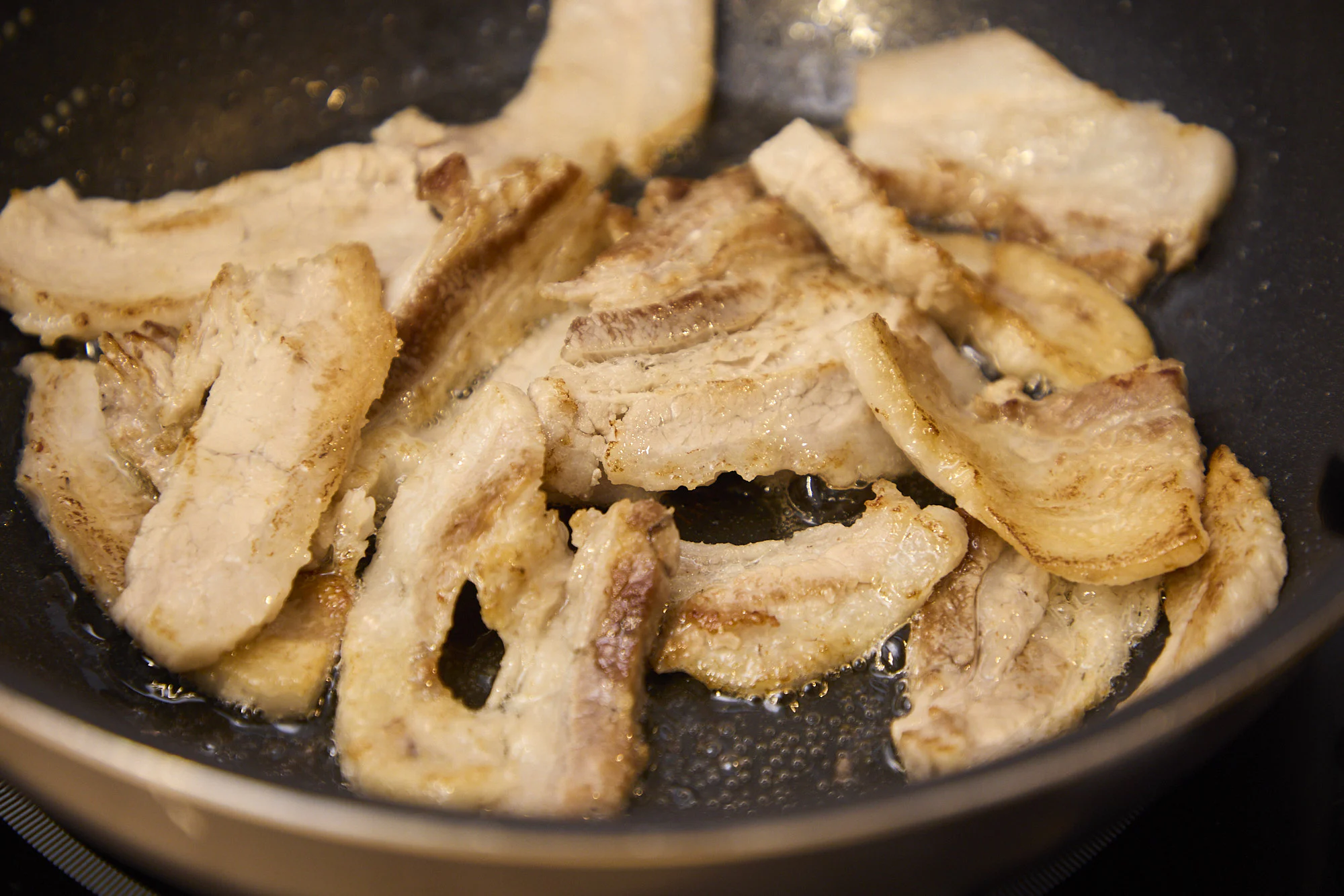 豚肉を焼く様子