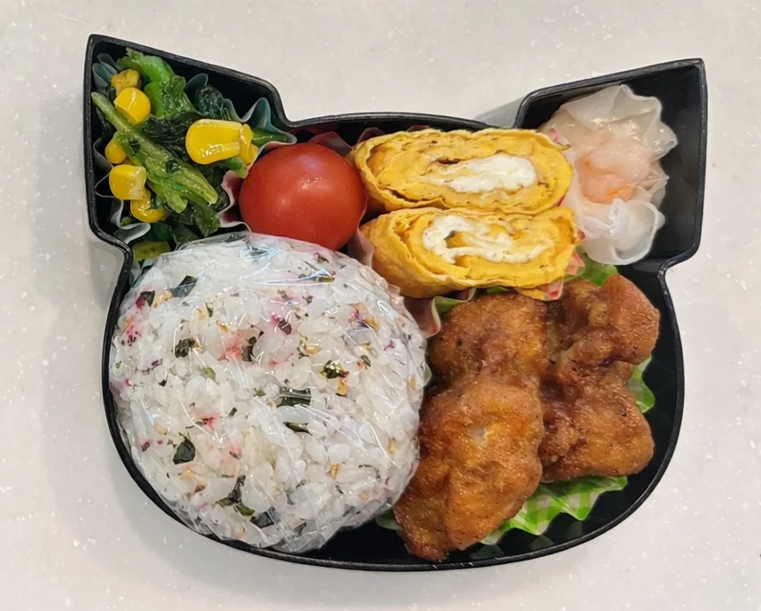 手作りしているおかずは卵焼きと、冷凍のほうれん草とコーンを炒めた副菜のふたつ