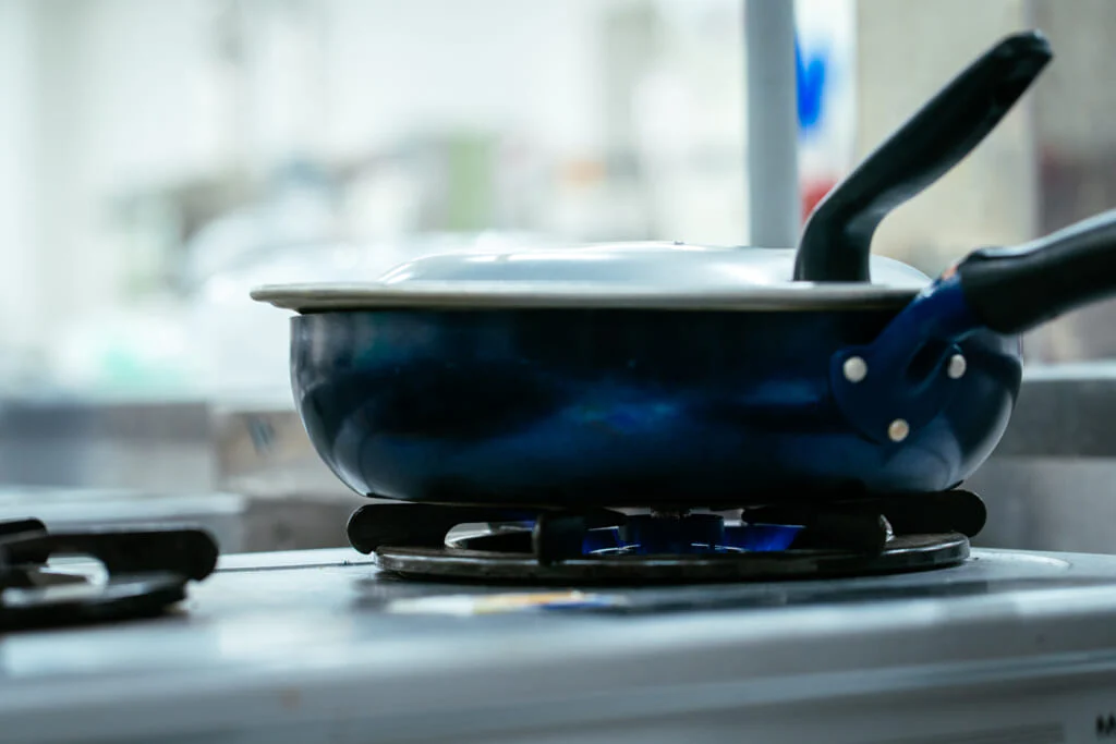 ガスとIHでそれぞれ実践！「ギョーザ」をきれいに焼くコツ