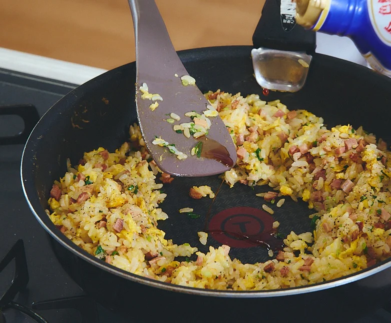 醤油をヘラの上から入れる様子