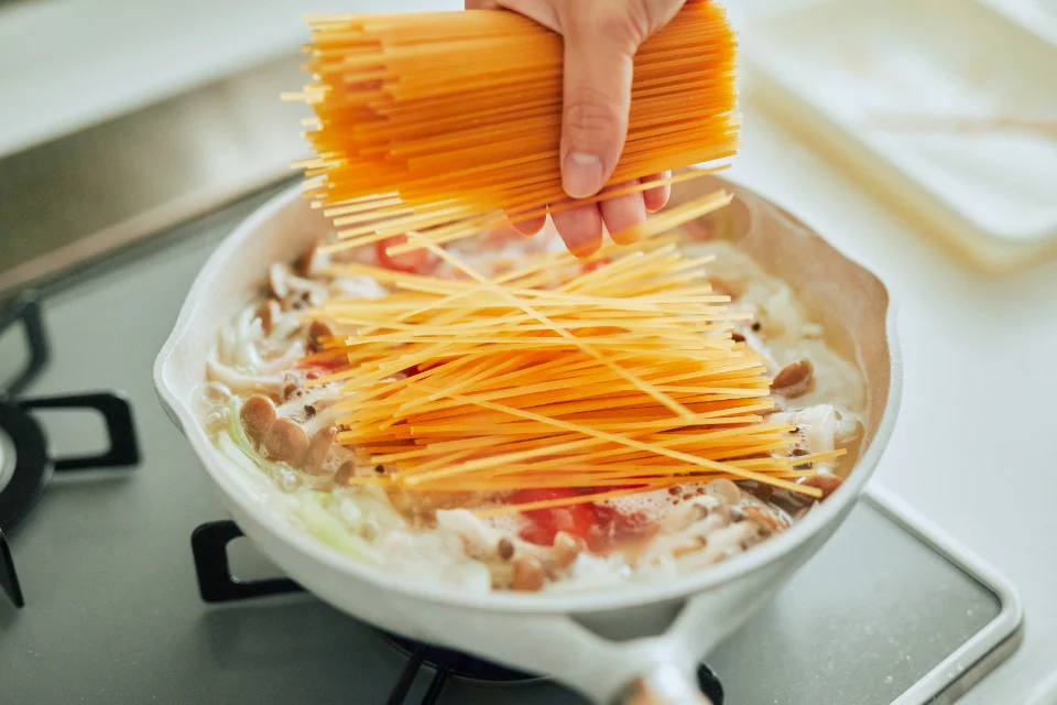 お鍋１つでお手軽！うま塩スープパスタのつくり方_3_2