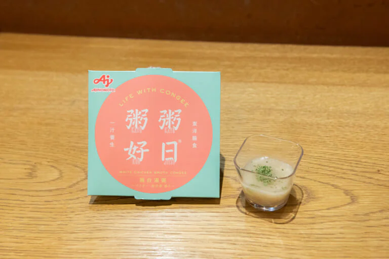 カラダにうれしいお粥を、お手軽に——「粥粥好日®」鶏白湯粥～パクチー・松の実 添え～