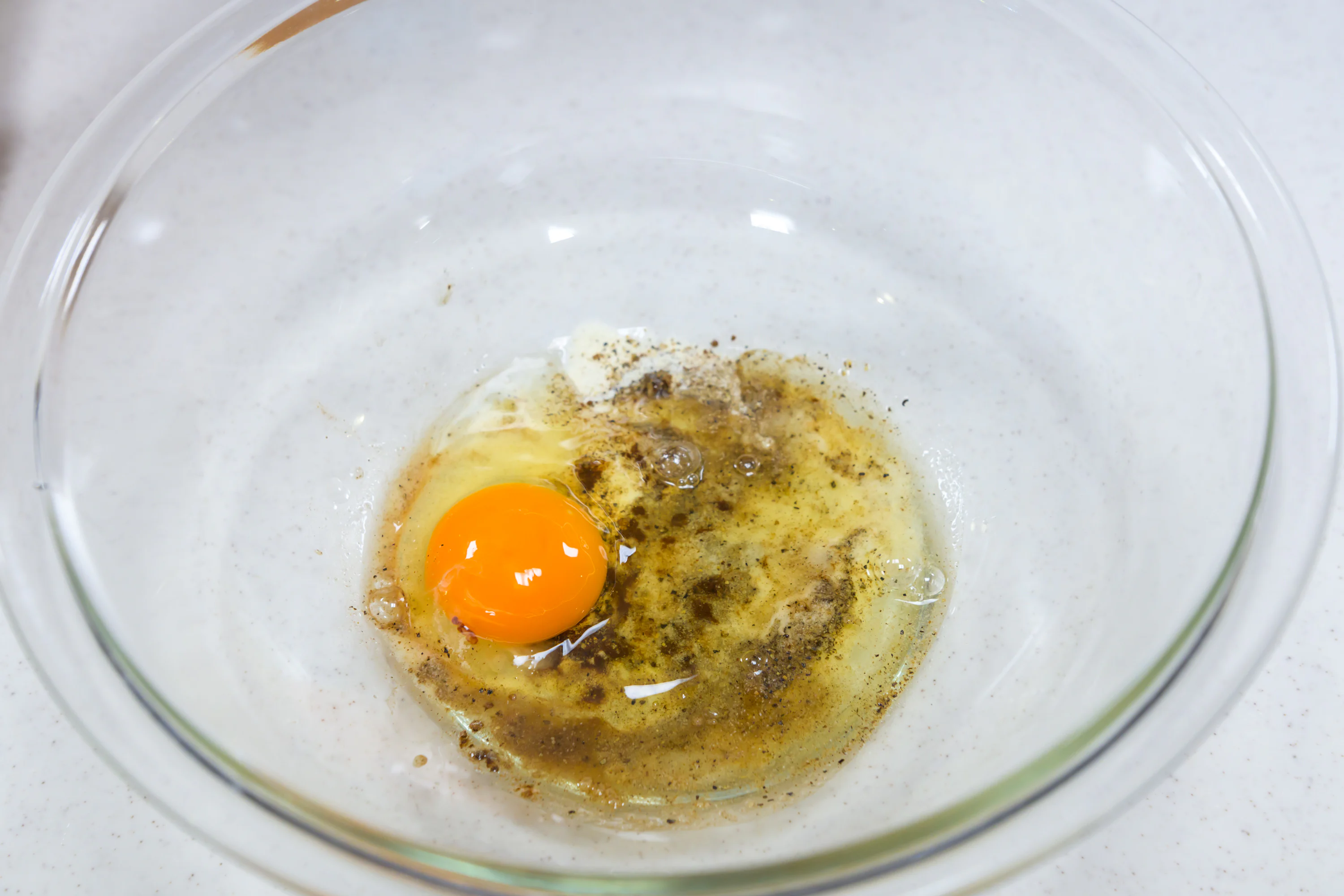 バッター液の材料がボウルに入っている様子