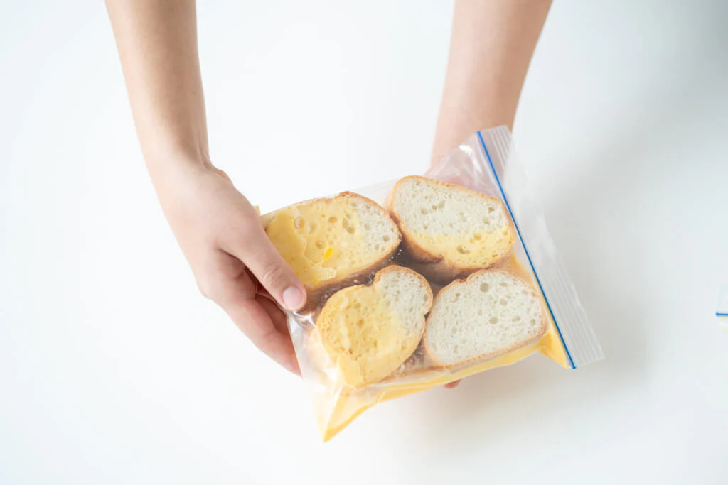 卵液を注いだら、袋をかたむけながら全体に馴染ませる。