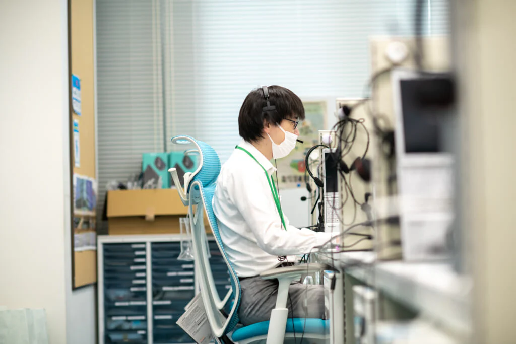 味の素社のお客様相談センターで働く社員の一コマ。
