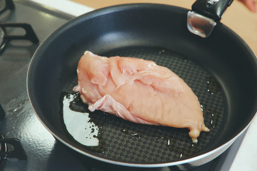 油をしいた常温のフライパンへ入れ、中火でまずは皮目だけを焼く