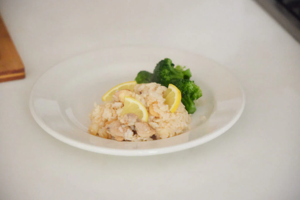 2品目は、スープ、ごはん、副菜をワンプレートで楽しむ献立