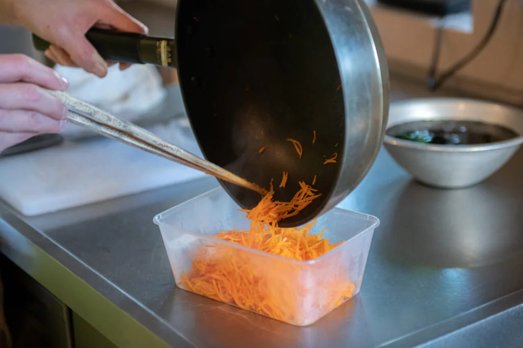 保存容器は冷凍も電子レンジでの加熱もできる「キープスラッパー」を愛用。
