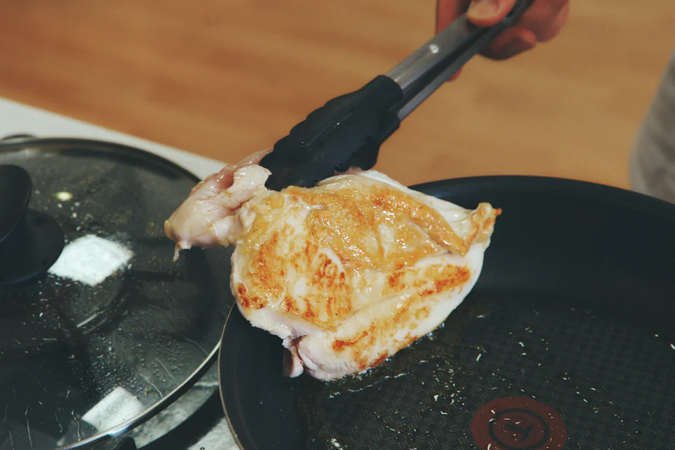 皮にこんがり焼き色がついたのを確認し、切り開いた身の部分を開く