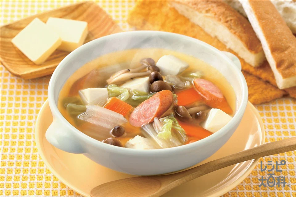 お鍋の具材で朝から手軽に!白菜と豆腐のコンソメスープ