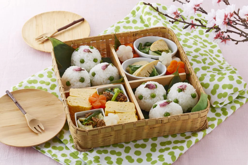 桜の手まりご飯弁当