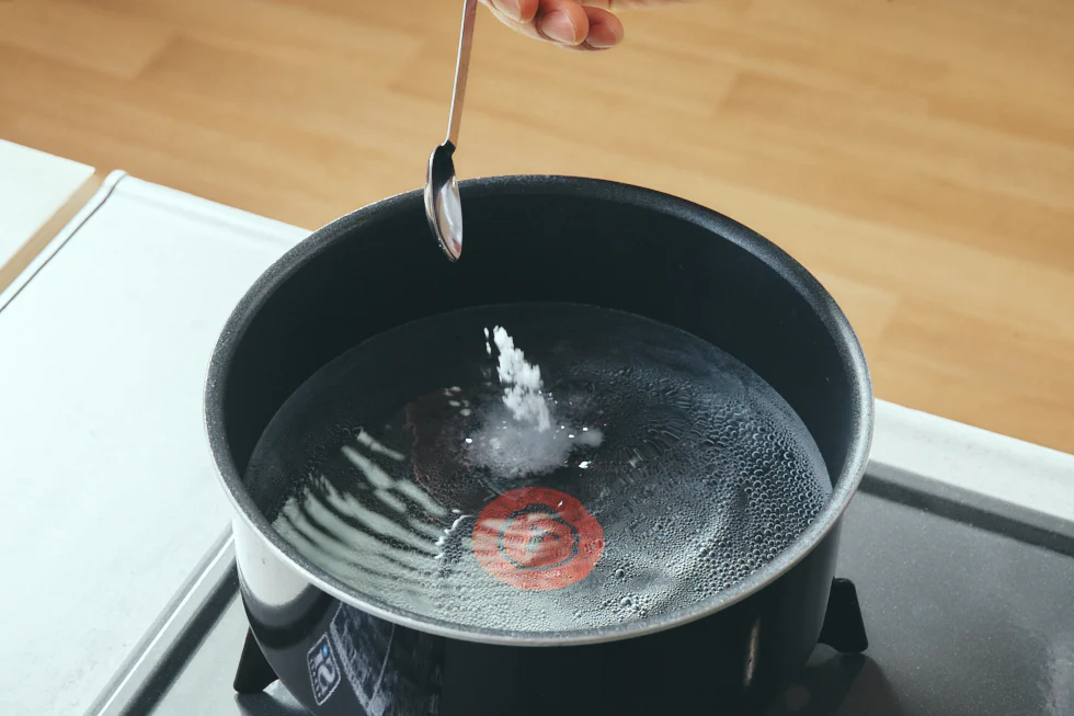 水の量に対して1％、今回は水1Lに塩10g（小さじ2）を加えます